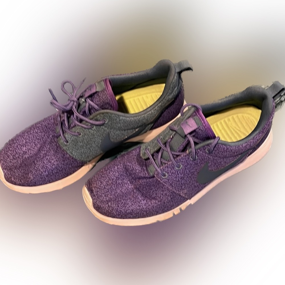 Nike sneakers size 7